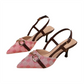 👠✨💃 SONDERANGEBOT – 50 % Rabatt! Pumps mit spitzer Zehenpartie und Metallkette – Stilettoabsatz, Fersenriemen und Monogramm-Print