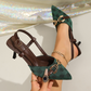 👠✨💃 SONDERANGEBOT – 50 % Rabatt! Pumps mit spitzer Zehenpartie und Metallkette – Stilettoabsatz, Fersenriemen und Monogramm-Print