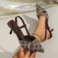 👠✨💃 SONDERANGEBOT – 50 % Rabatt! Pumps mit spitzer Zehenpartie und Metallkette – Stilettoabsatz, Fersenriemen und Monogramm-Print