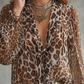 🎁Neuheiten 50 % Rabatt🌸 Leopardenmuster-Top mit V-Ausschnitt und Krawattenkragen – wilder, femininer Charme ⏰